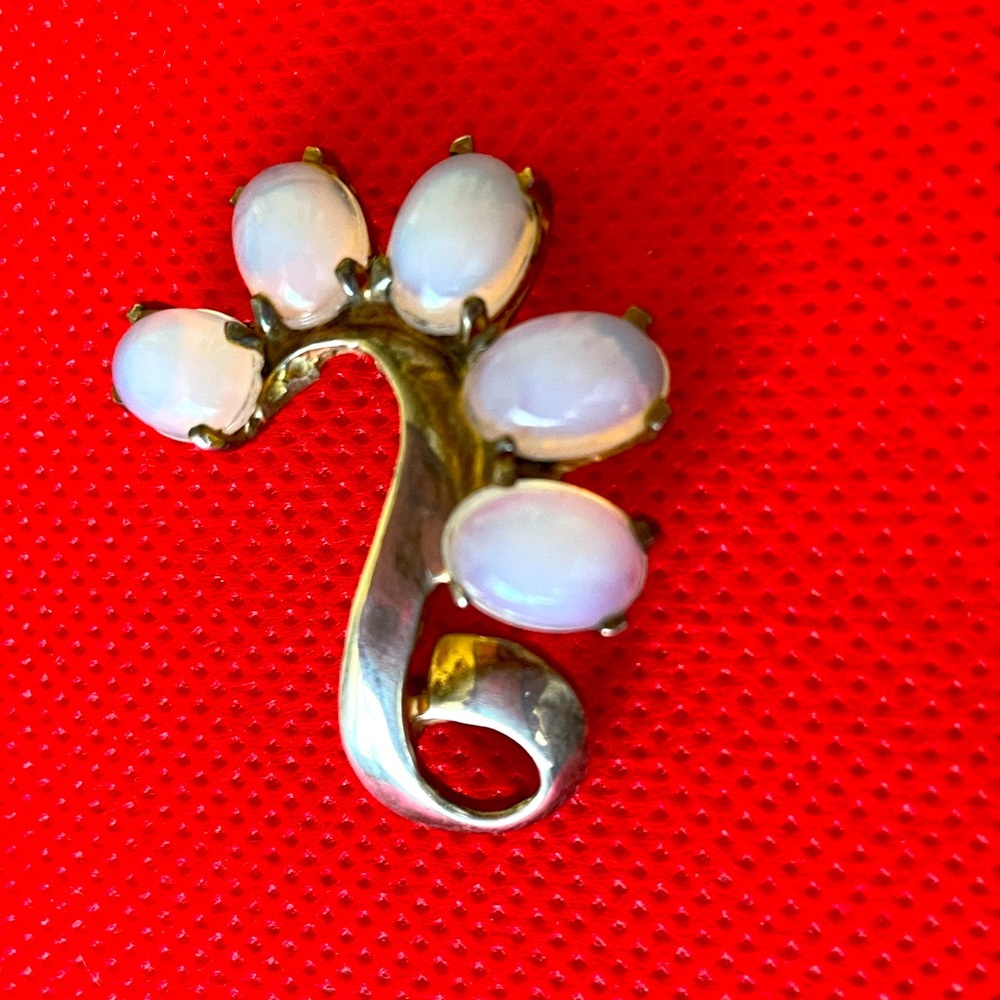 Beautiful vintage brooch.